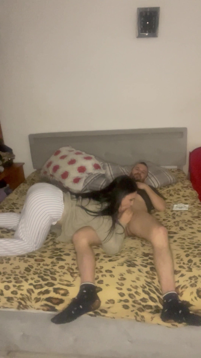 Ionut899: Jag suger min styvpappas kuk och knullar med honom som...