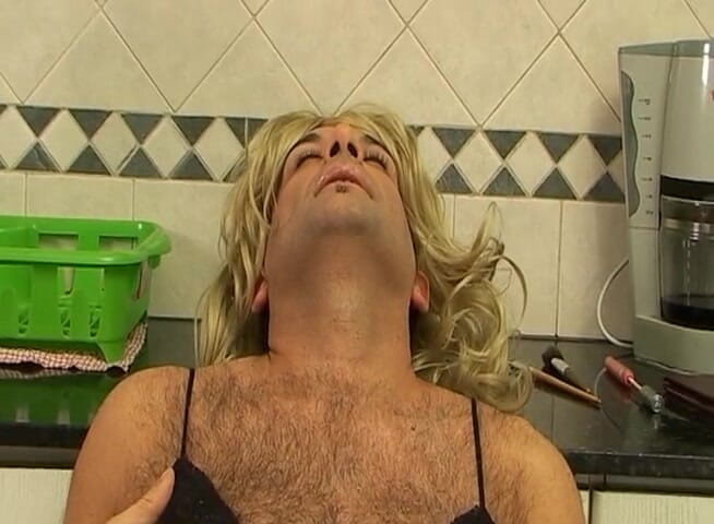 Boys in Disguise: Un mec excité s'amuse en se maquillant