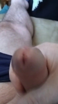 Yaşlı adam kanepede uzanmış büyük sikini mastürbasyon yapıyor, buna bayılıyor