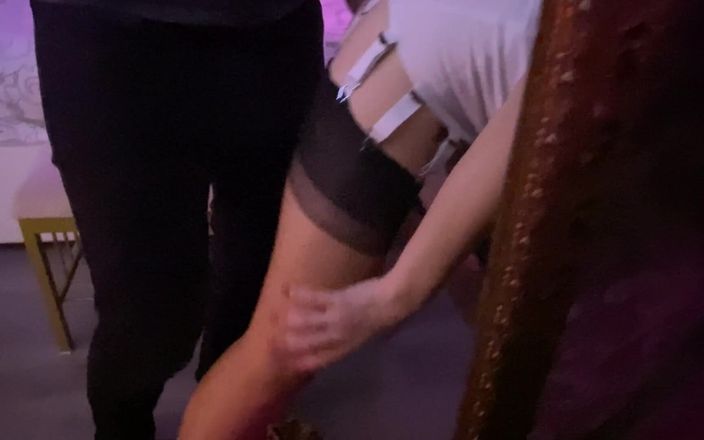 Slowly Tease: # 25 Bílá vintage kombinéze a nylonové punčochy