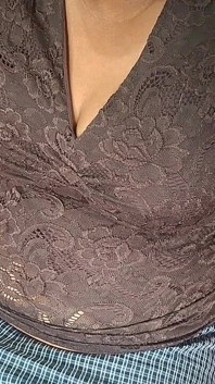 掃除する女性の欲求不満な女性の寝室はとてもセクシー