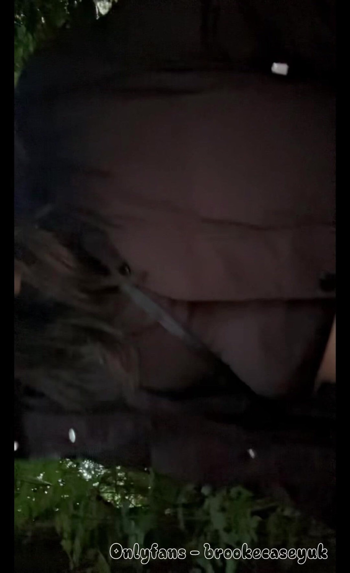 BrookeCaseyUk: Cewek sange ini lagi asik jalan-jalan sebelum dicrot di dalam