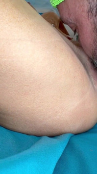 MILF Mandy Monroe zvedne pláž místní na dovolené