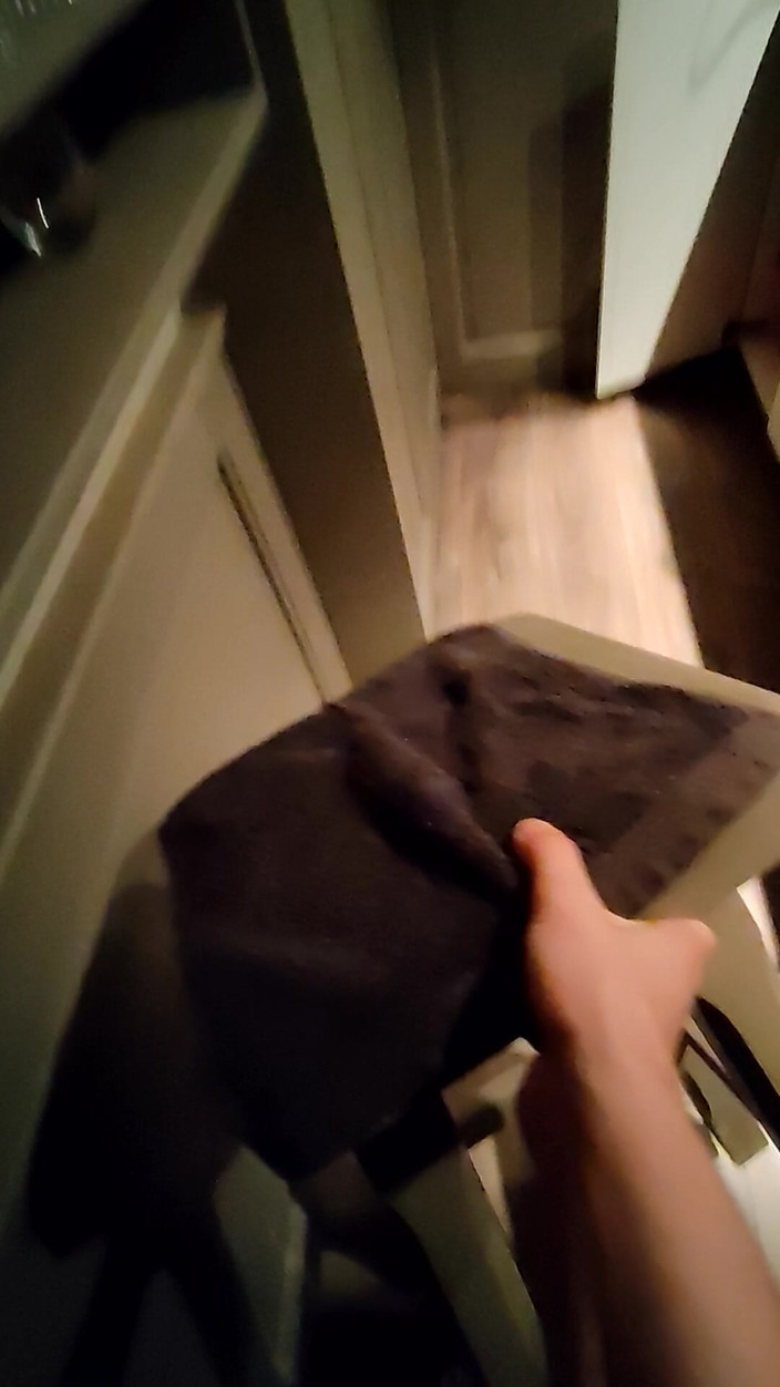 LcDream: Malý penis vyvrcholí na barové stoličce v kondomu