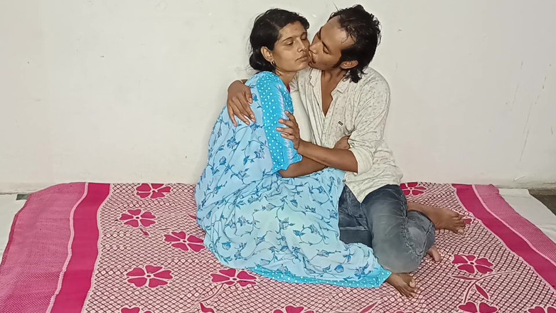 Desi Bhabhi Neha: Séance de baise amateur privée dans le salon - une Milf...