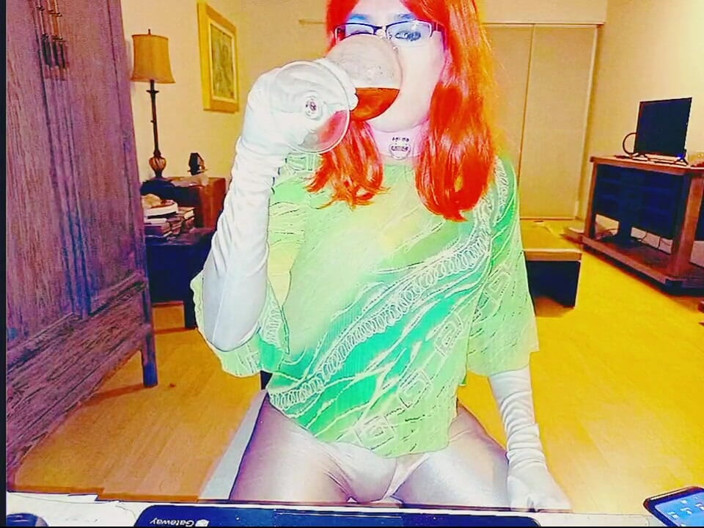 Tammy sissy slave: Tammysissy mastürbasyon yapıyor ve idrarıyla oynuyor