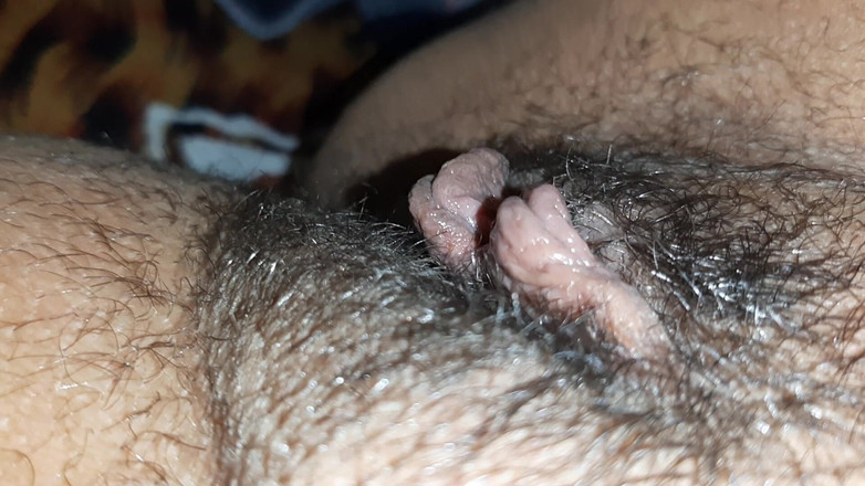 Lesbian-candys: 털이 무성한 보지를 빠르게 오르가즘 클로즈업으로 핥아