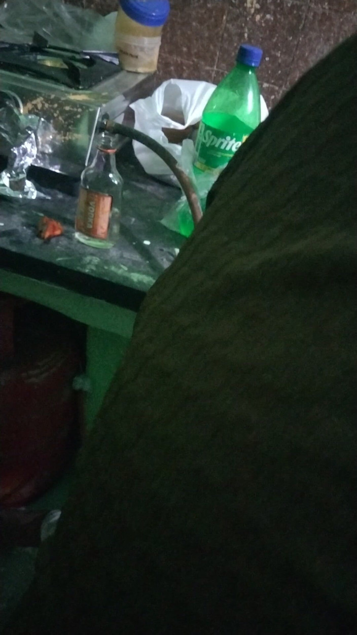 Tamil lesbian: Tante lagi ngobrol sambil pakai kain sperma