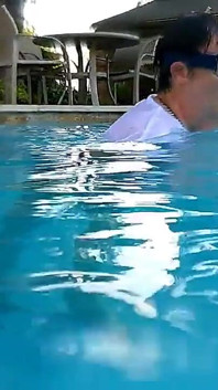 Pasangan menyelam di bawah air dan berenang