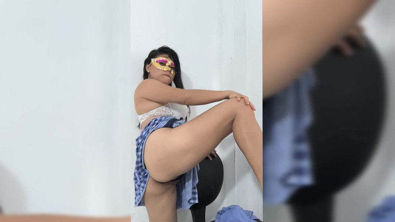 NEGRITA SEXY: La studentessa tettona conduce le viste dal vivo con questo...