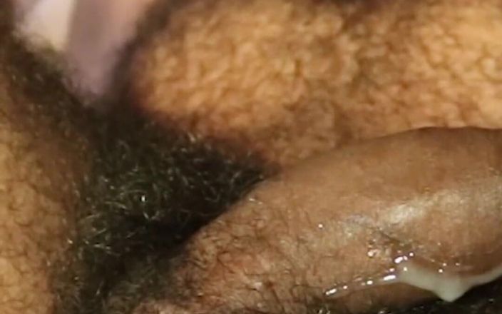 Hairy male: Harige man morst sperma op zijn been