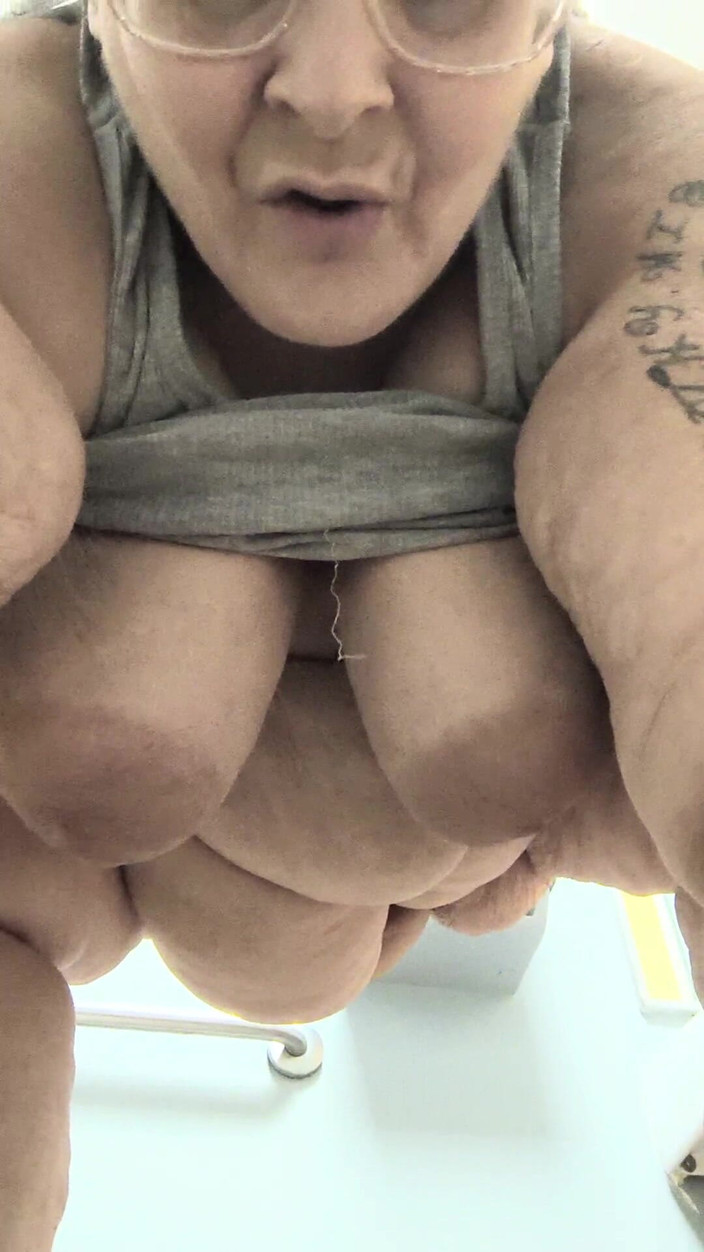 HerculesnVENUS: Napalona owłosiona cipka stojąca na podłodze kończy lądowanie