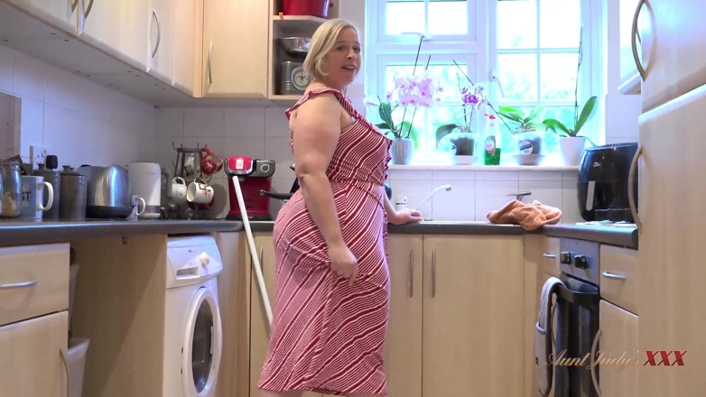 Aunt Judy's XXX: Vaše bbw macecha Hvězda saje tvého ptáka v kuchyni (POV)