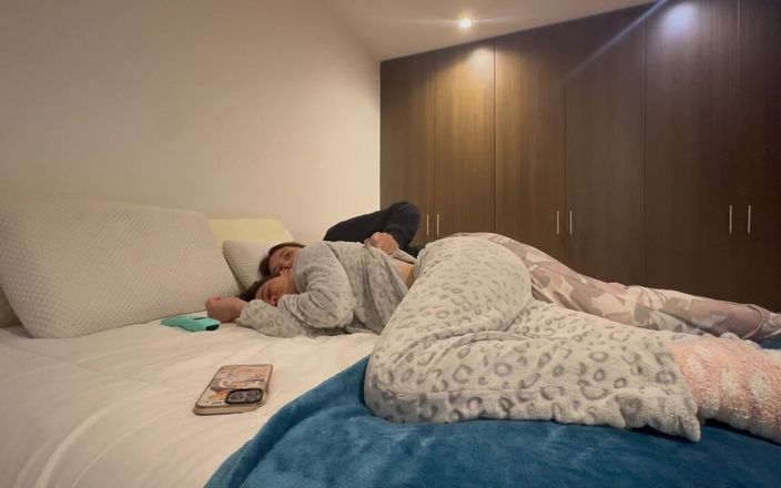 scarlettandc: Bạn gái của tôi đánh đòn vào mông và móc cua tôi...
