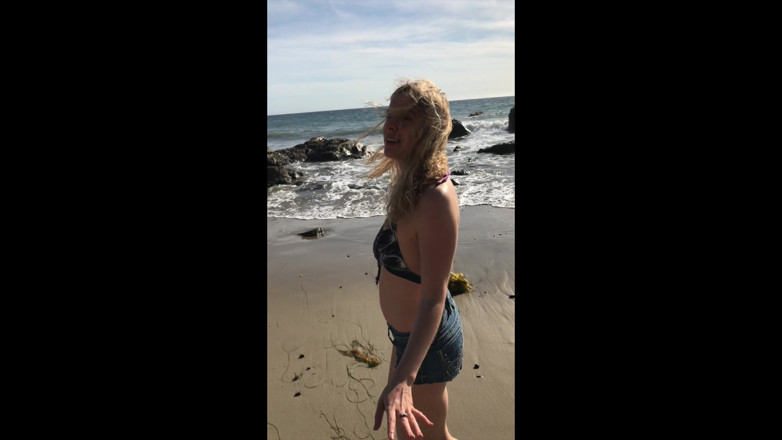 Erin Electra: 해변에서 펠라하는 모델