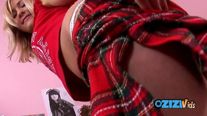 Zizi Vids: Leggy tease in high heels rubs lotion over her petite...