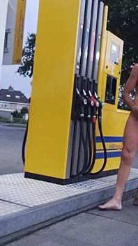 Nua no Posto de Gasolina