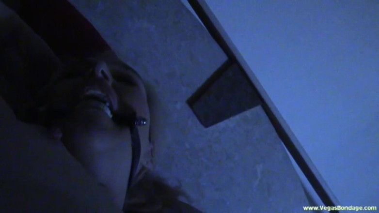Spungy Gunk Films: Rubia atada enseñada a comportarse