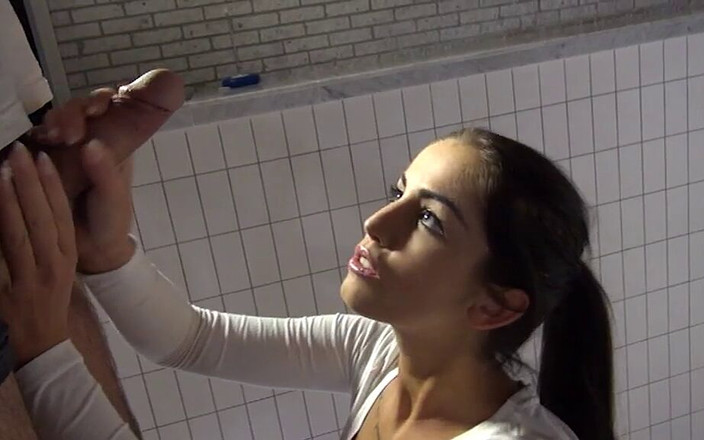 Magmafilm: Zamiast sprzątać basen, ona raczej liże swojego penisa clean