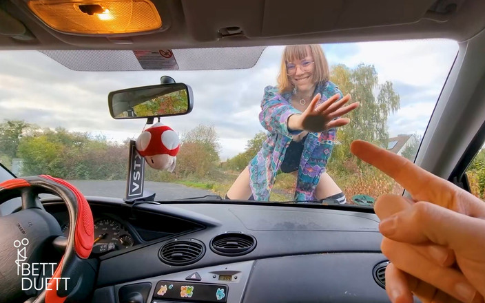 BettDuett: Coppia scopa in macchina - Non circonciso !!