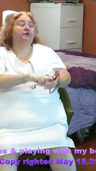 La enfermera Vicki hace exámenes a un nuevo paciente en casa y más tarde realiza una provocación con guantes
