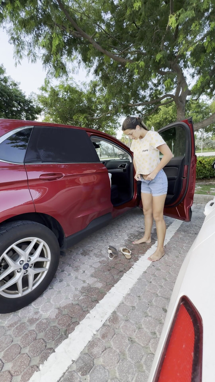 Sweet Buttocks: Striptýz na parkovišti před sluncem