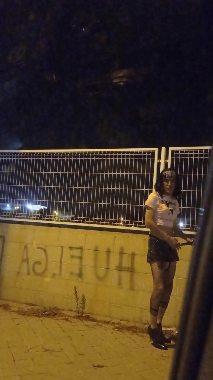 Penelopene27: Crossdresser exhibicionista venku, část 1
