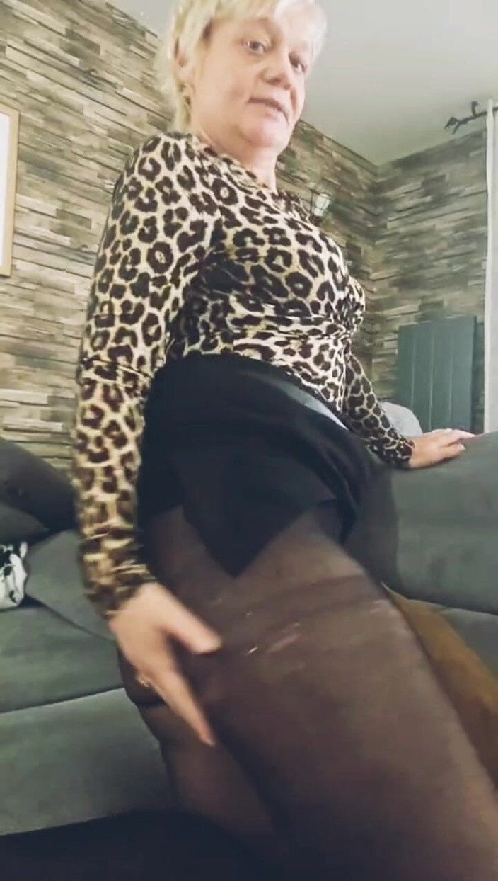 Sofy13: Ahoj ty, tvoje sexy MILF potřebuje sex, přišel jsi si...