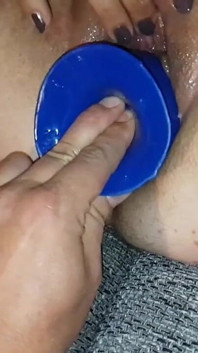 Futută de un vibrator albastru gros de 9 cm