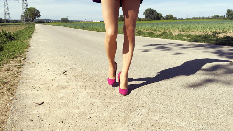 Loreleyadd: Sissy piscia spontaneamente nelle sue nuove calze durante una pausa