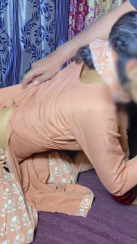 L'unico modo in cui la teen indiana Bhabhi può ottenere il suo Devar fuori dal letto è con i pompini Desi moglie del villaggio tradisce xxx video Hd in hindi