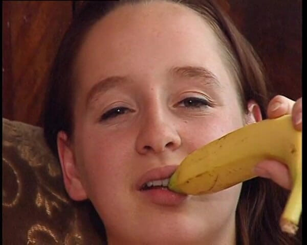 YOUR FIRST PORN: Szarpie się z bananem