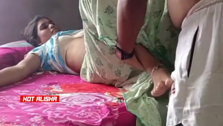 Hot Alisha: Hete Indische tiener dorp Desi sexy vrouw neukt strakke kut...