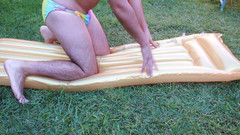 Inflatable Lovers: Air matress u bazénu