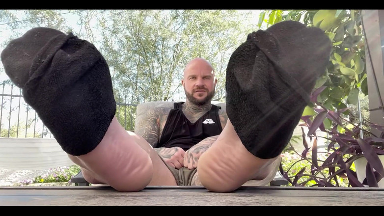 Jasons feet: 체육관에서 돌아와서 뒷마당에 앉아