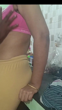 Tamil casada mulheres tentando posições diferentes na cozinha com meio-irmão