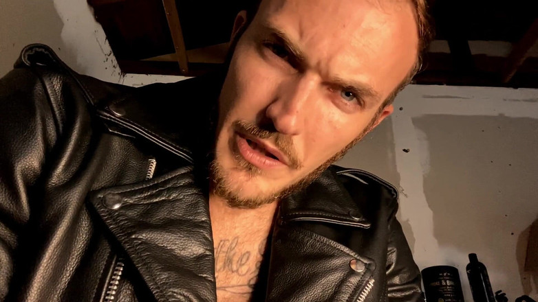 Christian Wilde: Christian wilde lagi asik merokok di garasi rumahnya