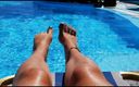 Erotic Tanya: 수영장에서 휴식을 취하는 동안 무시