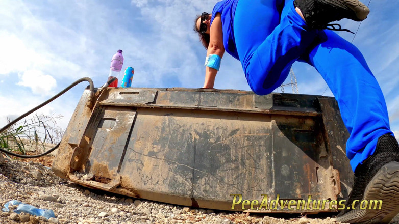 Pee Adventures: Bruneta dolofană se pișă pe această găleată de excavator