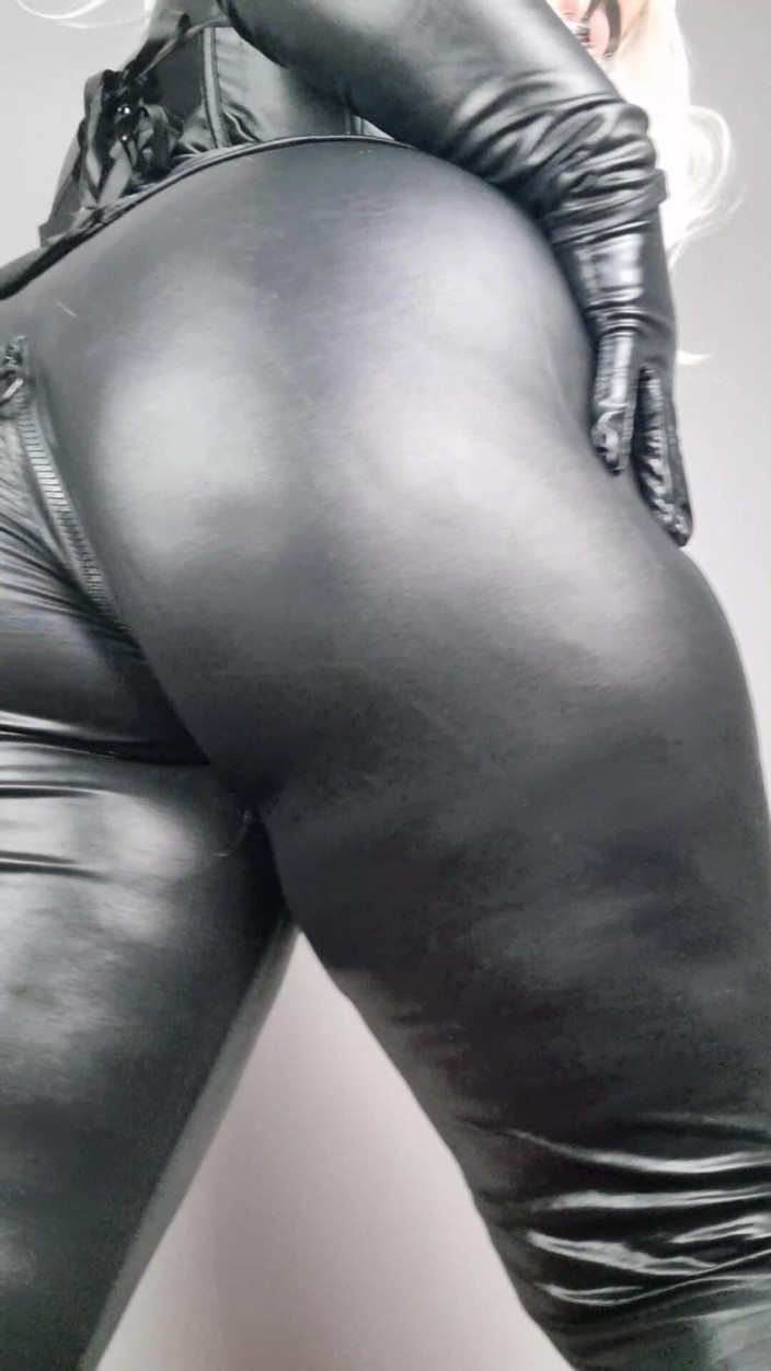 Julie Bliss: Giantess Julie Bliss - gato preto pega homem-aranha
