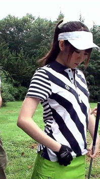 Ragazza asiatica all'aperto al golf scopata da diversi senza censure