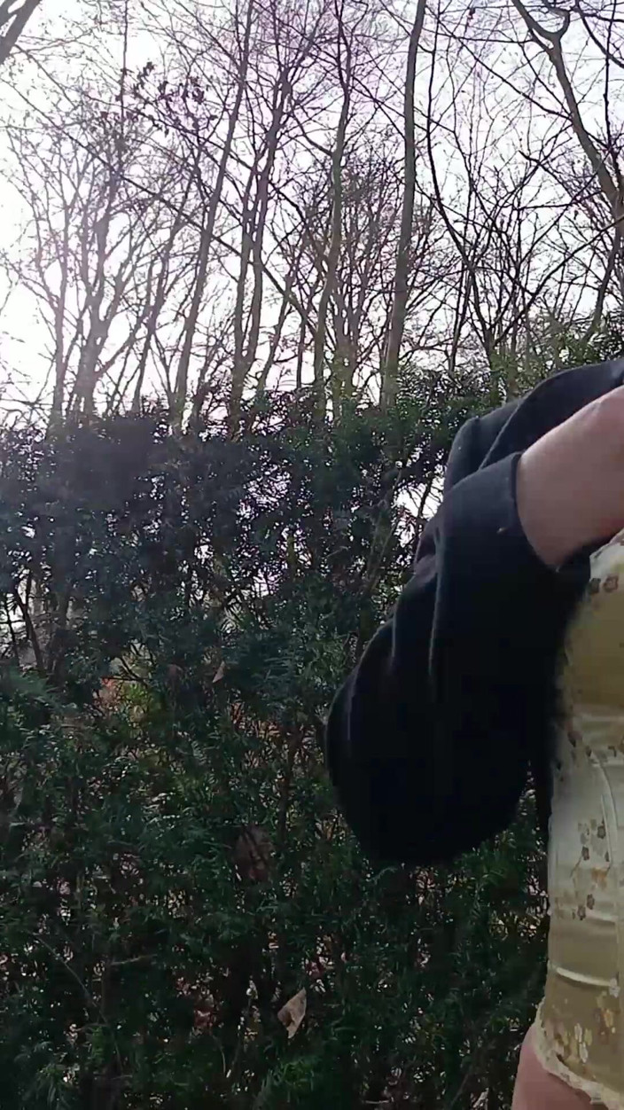 Mike Vonberg: Ma copine musulmane montre son sexe dehors dans le parc.