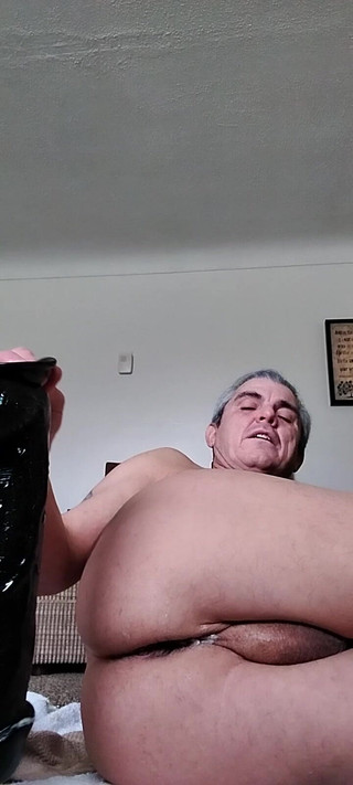 Sluttybottom101: Oğlan amcığımın derinliklerine büyük siyah bir dildo alıyorum ve her...