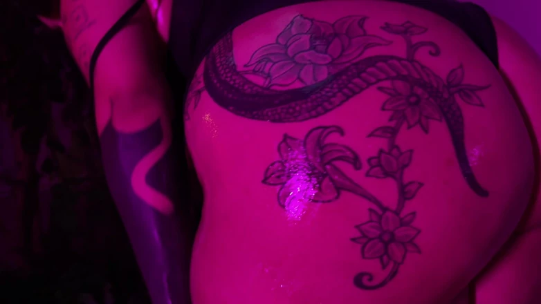 Quente club: Brazilian Chubby Girl Peeing and Showing off for You - Rotten...
