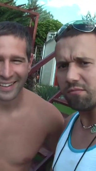 Soirée piscine remplie de sucer, de baise à trois et de baise en groupe