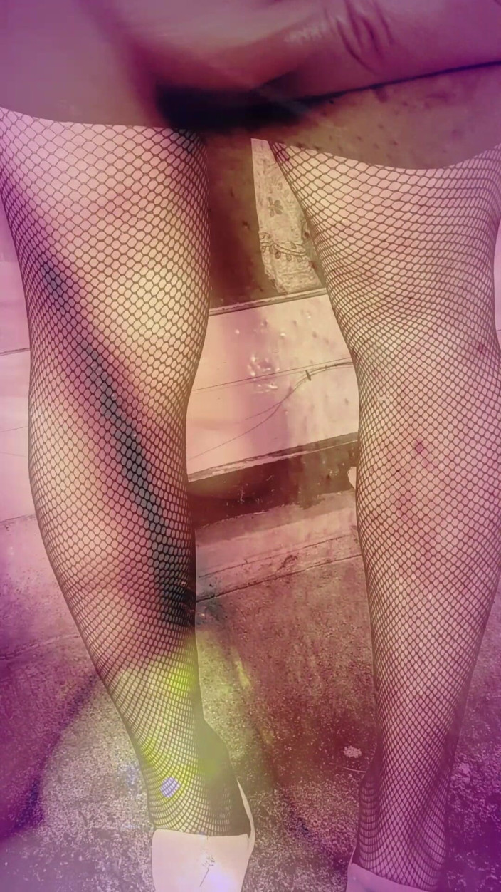 kandiKane: セクシーなシーメールが喫煙し、しゃぶり、セックスする