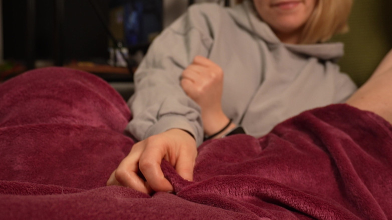 Kessieyoy: Xem TV cùng nhau biến thành một handjob với một...