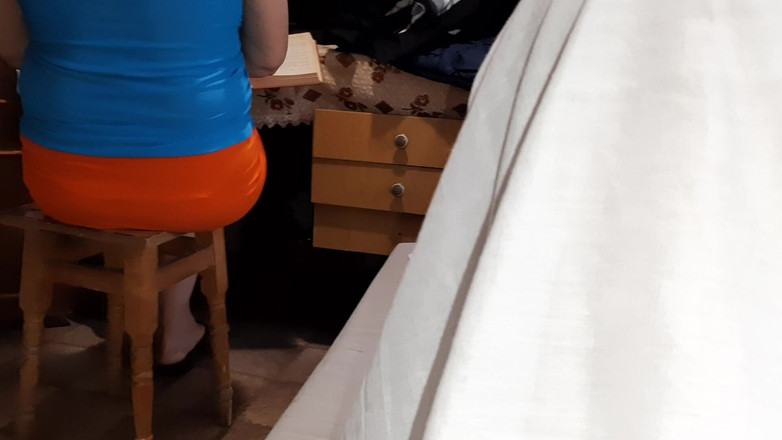 Lesbian-candys: Podczas gdy moja sąsiadka pisze swój dokument terminowy, jej dziewczyna...