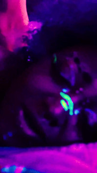 Ébano Neko juega con Little Bleu J en colores uv