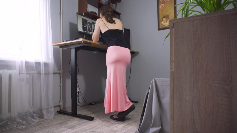 Teasecombo 4K: Наблюдая за секретаршей с линиями трусиков, задница в офисе